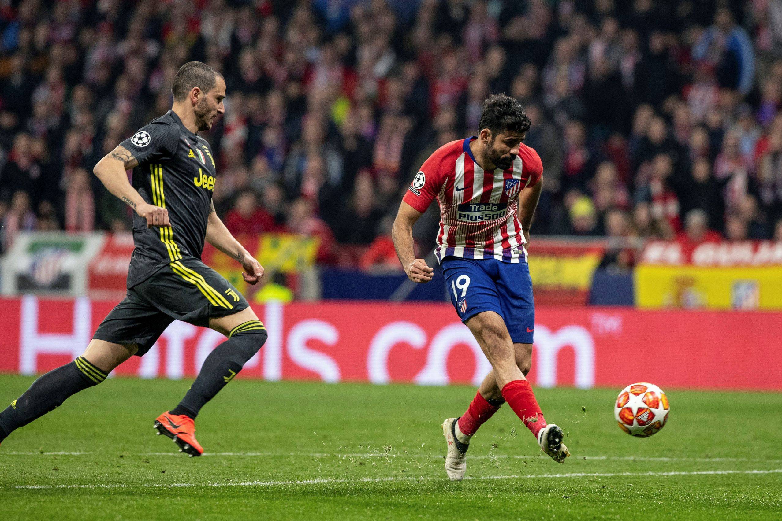 皇冠体育-离谱！赛地聚焦——德甲加时末段热度飙升多特蒙德关键时刻远射贴柱，皇家社会防线松动备战德甲(赛地兑换人民币汇率)